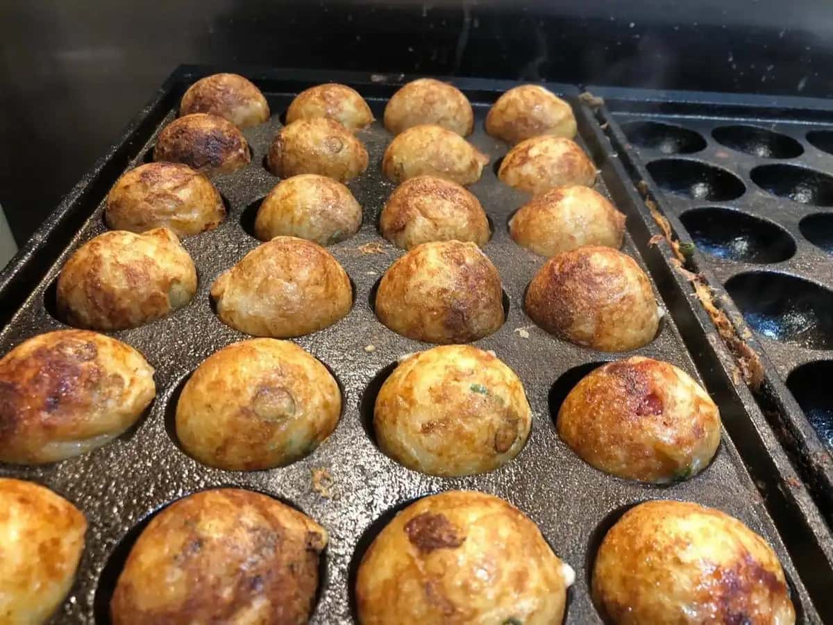 お初天神店で焼き上げるあま福のたこ焼き